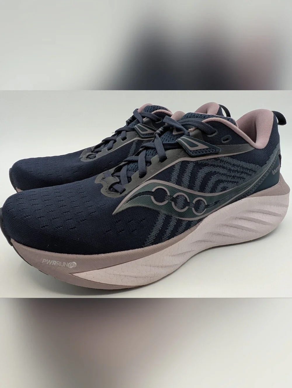 Saucony Triumph 22 Running Shoes in Navy/Dusk Women's 9.5